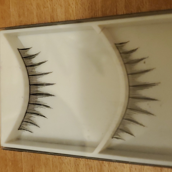 MAC #22 Lashes - Picture 2 of 4